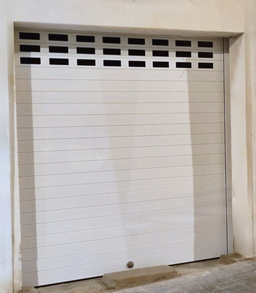 instalación persianas para locales o garajes | Aluminios Qualum